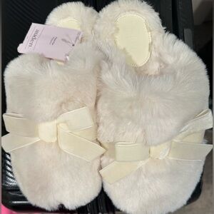 Auden—Faux Fur Fuzzy Slippers, S 5/6, Cream w/ Bows, Brand New, Soft & Comfy